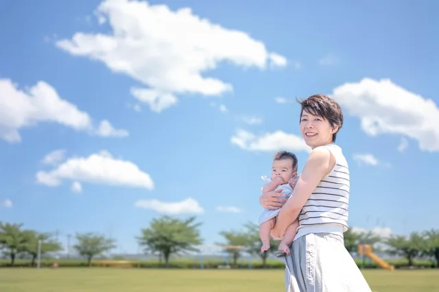 子どもと公園にいるママ
