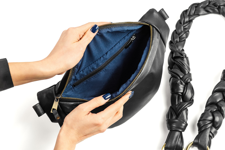 バッグを開ける女性