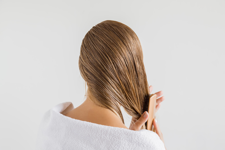 ヘアケアをする女性