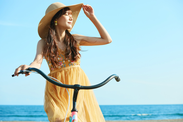 自転車に乗った女性