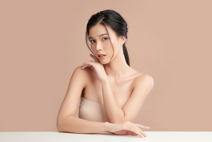 肌をさわる女性