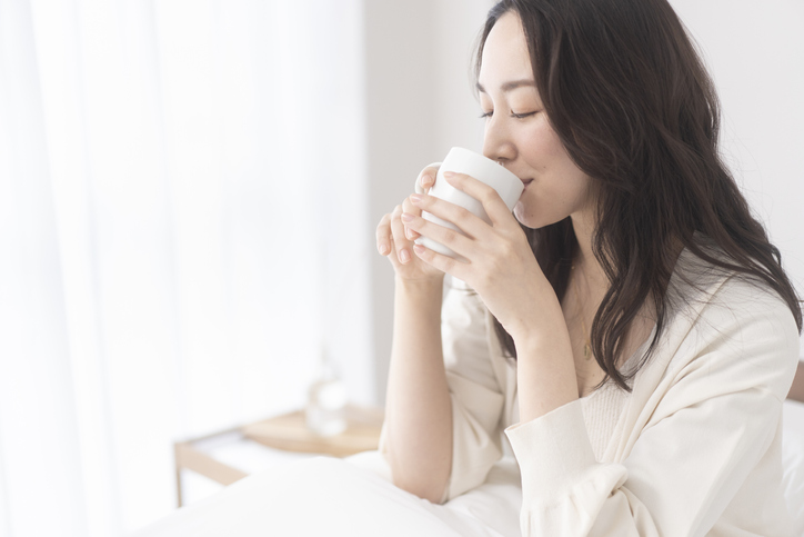 フィッシュコラーゲンを飲む女性