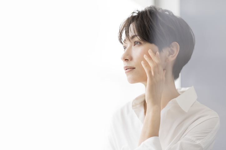 肌に触れる女性