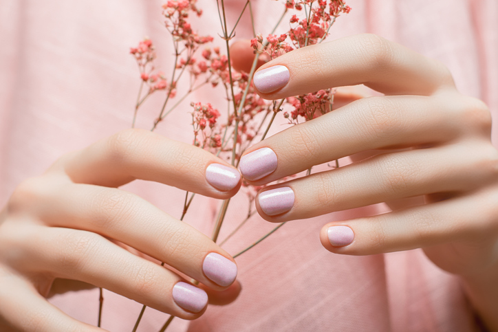 花を持つ女性の手