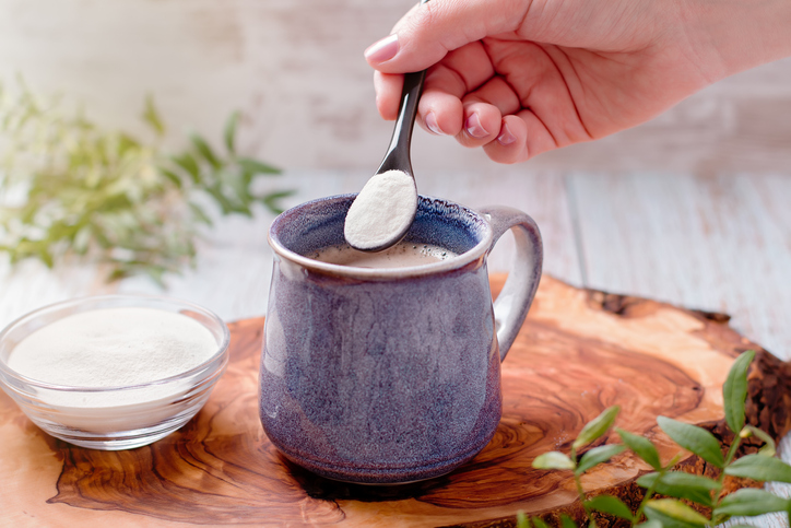 コーヒーにコラーゲンパウダーを入れる手