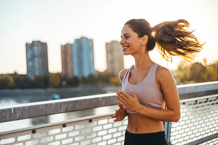 ダイエットインソールを履いてジョギングする女性