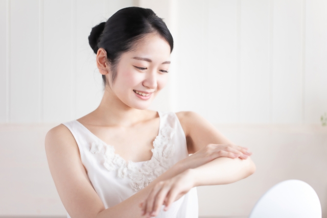 肌に触れる女性