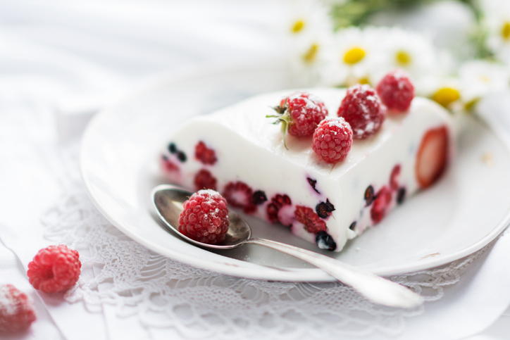 生のラズベリーと天然の赤のバラのケーキ