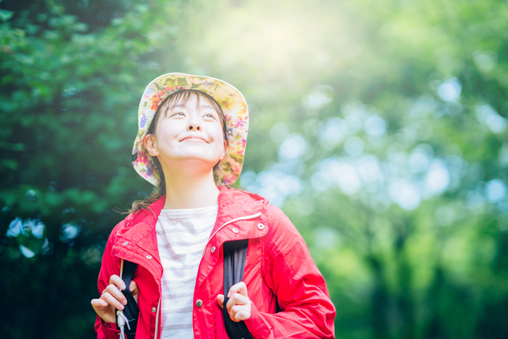 山登りをする女性