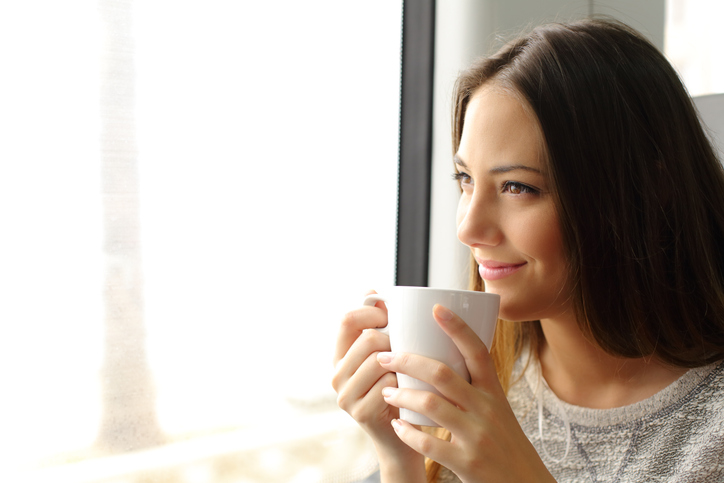 お茶を飲む笑顔の女性