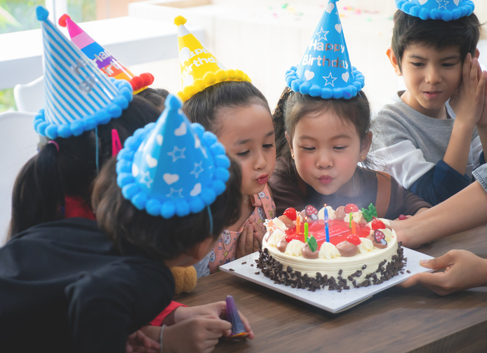 誕生日パーティーをしている子どもたち