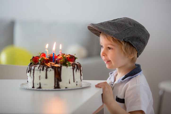 ケーキを見て喜ぶ男の子