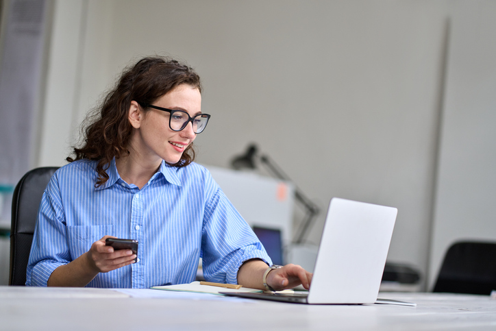 インターネットを検索する女性