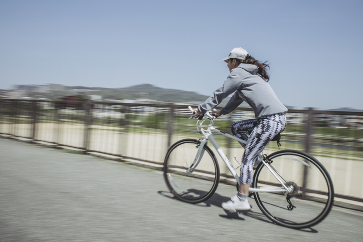 サイクリング中の女性