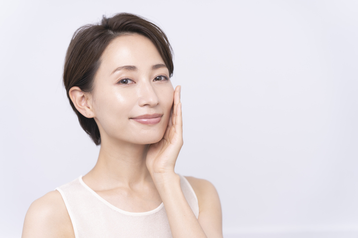 顔の肌を触る女性