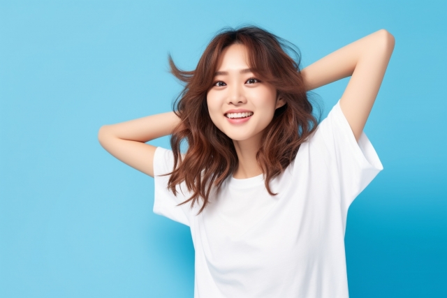 白いTシャツを着た笑顔の女性