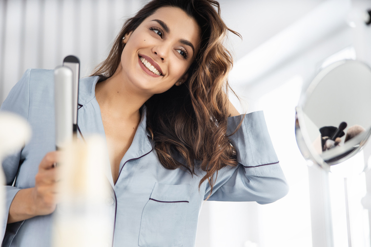 ホテルでヘアスタイルを整える女性