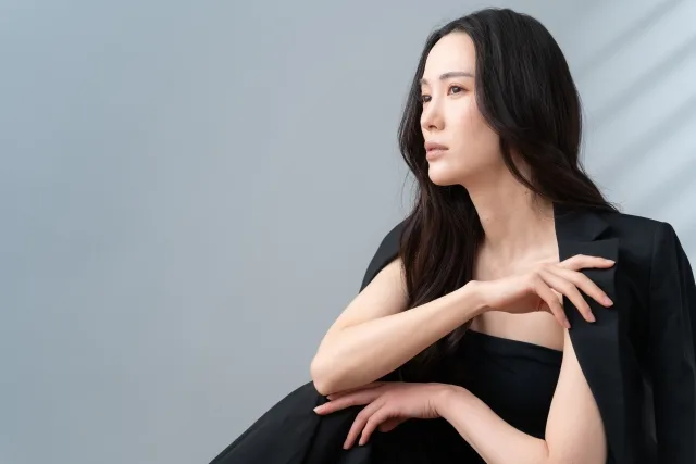 黒髪の女性