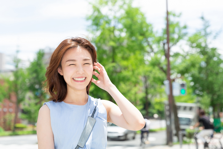 茶髪で笑顔の女性