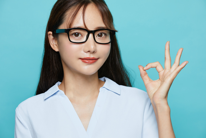 OKサインを作る若い女性