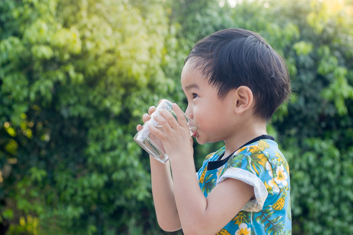 水を飲む男の子
