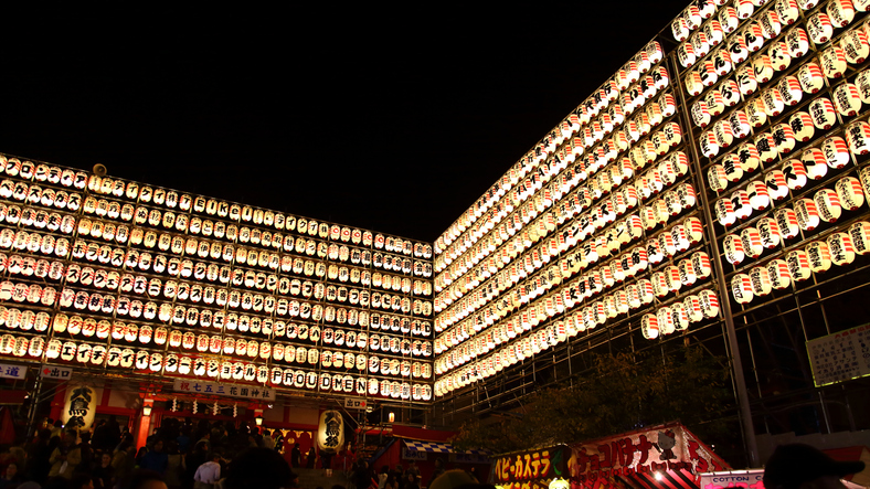 花園神社の奉納提灯と屋台