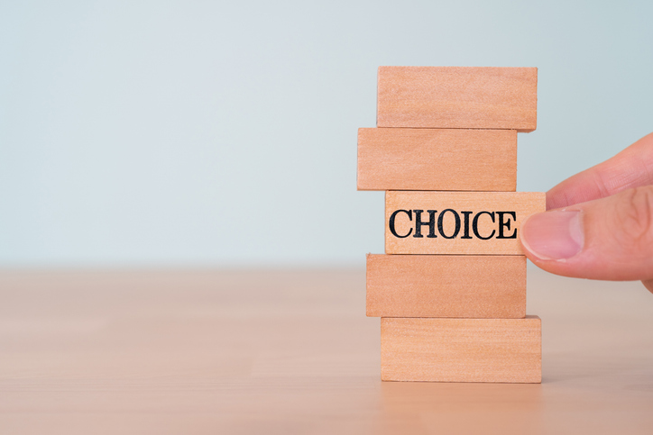 CHOICEと書かれた木のブロック