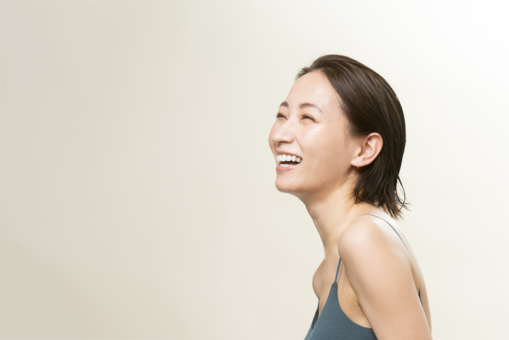 笑顔で話す女性