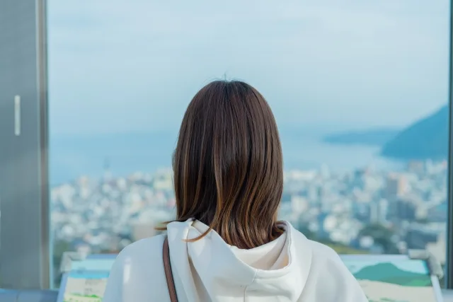 女性の髪の後ろ姿