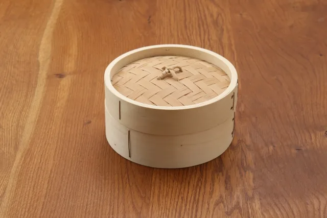 床に置かれたせいろ