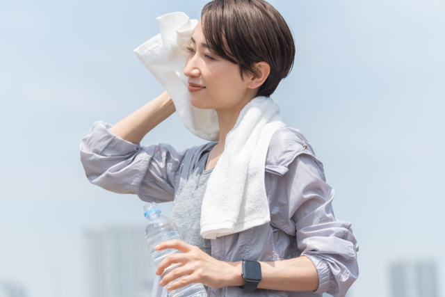 汗を拭くショートヘアの女性