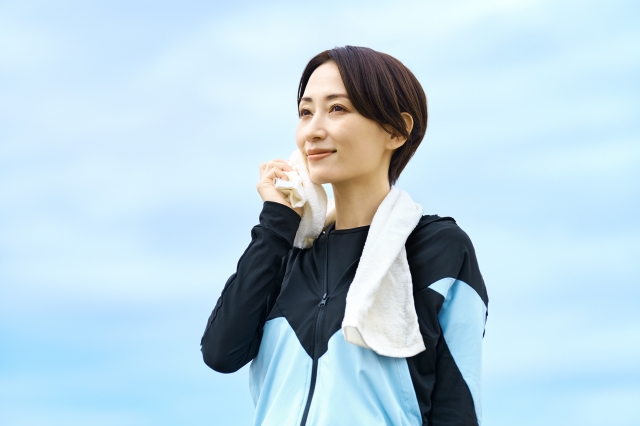 汗を拭く女性