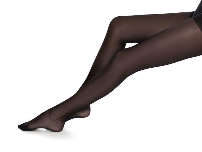 黒いフェイクタイツを履いたスリムな女性