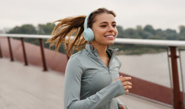 サウナスーツを着用してランニングする若い女性