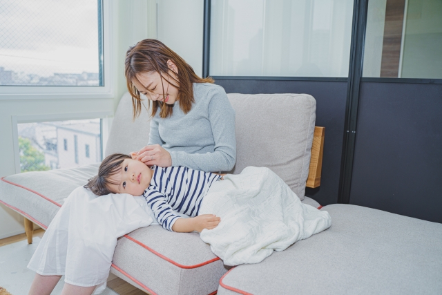 子どもの耳かきをするママ