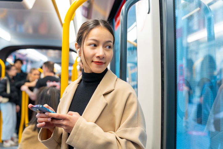 電車の中で外を眺める女性