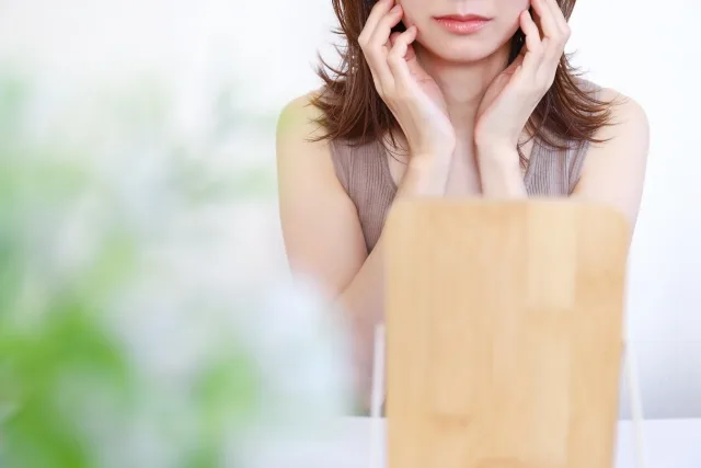 鏡を見る女性
