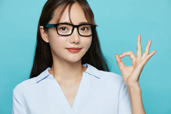 OKサインの女性