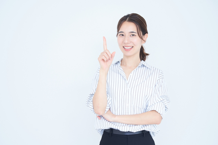 人差し指を出している女性