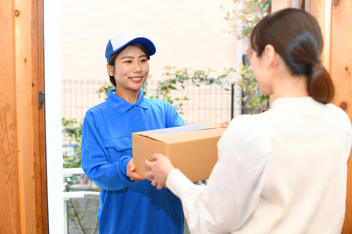 荷物を配達する配達員