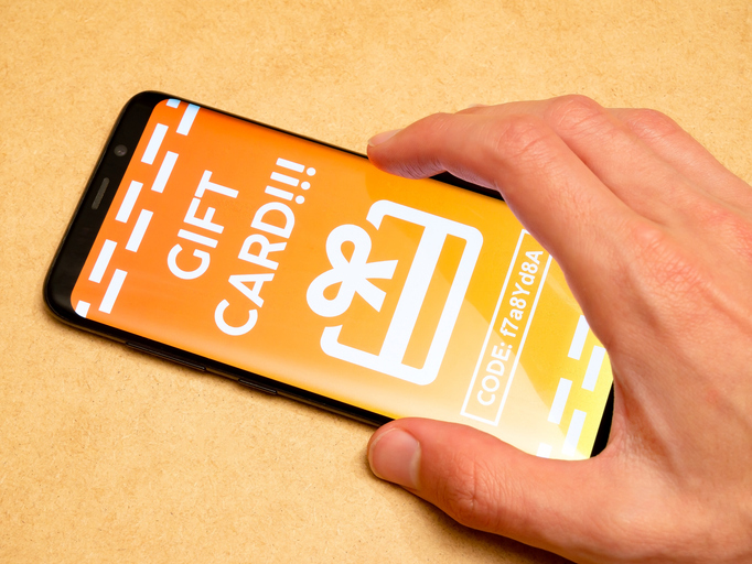 携帯電話に表示されたGIFT CARD