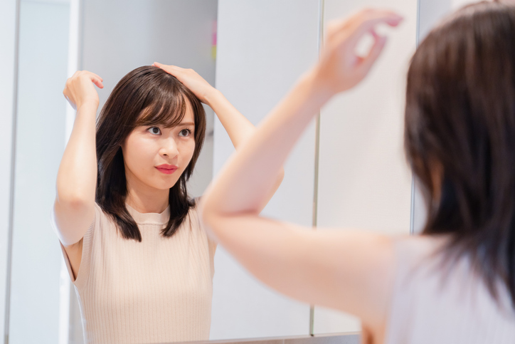 頭皮を気にする若い女性