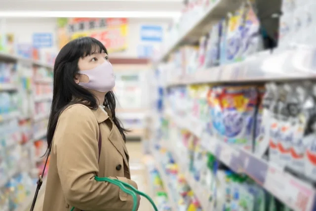 ドラッグストアで買物をする女性