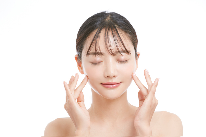 肌をさわる色白の女性