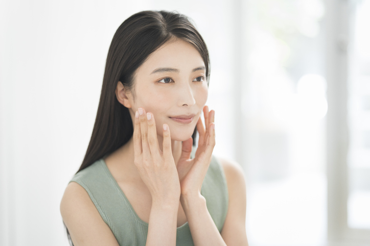 肌をさわる日本女性