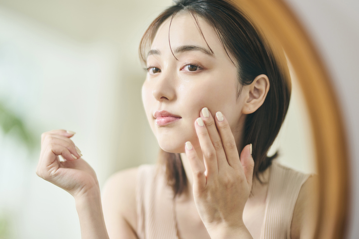 鏡を見る女性