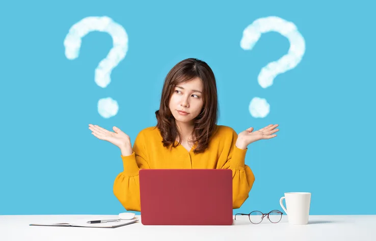 違いを比べる女性