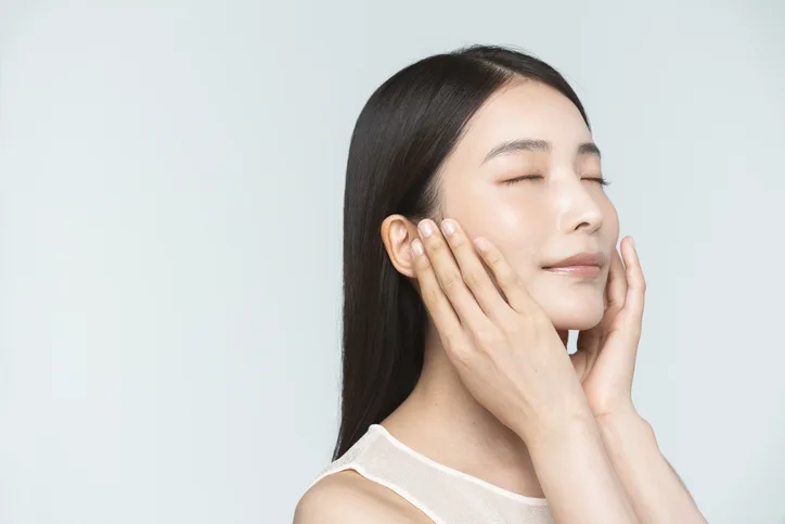 肌にふれている美しい女性