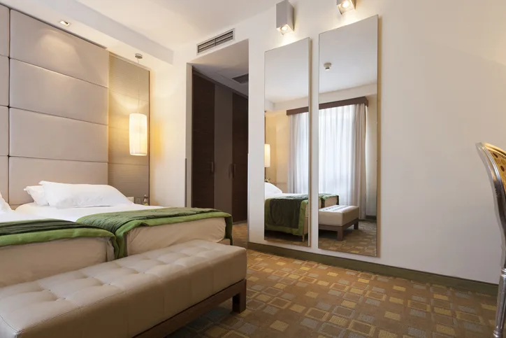 壁にかけられた大型ミラー