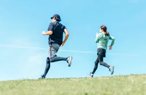 運動をする男女